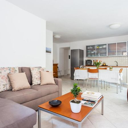 Spacious 3-Bedroom Apartment With Courtyard In Tempio Pausania - Perfect For Families Eksteriør billede