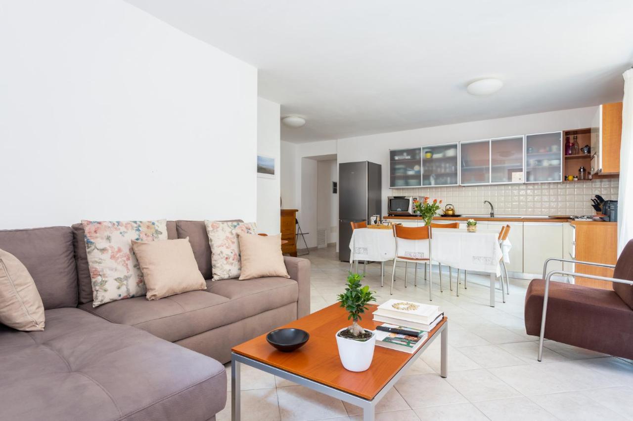 Spacious 3-Bedroom Apartment With Courtyard In Tempio Pausania - Perfect For Families Eksteriør billede