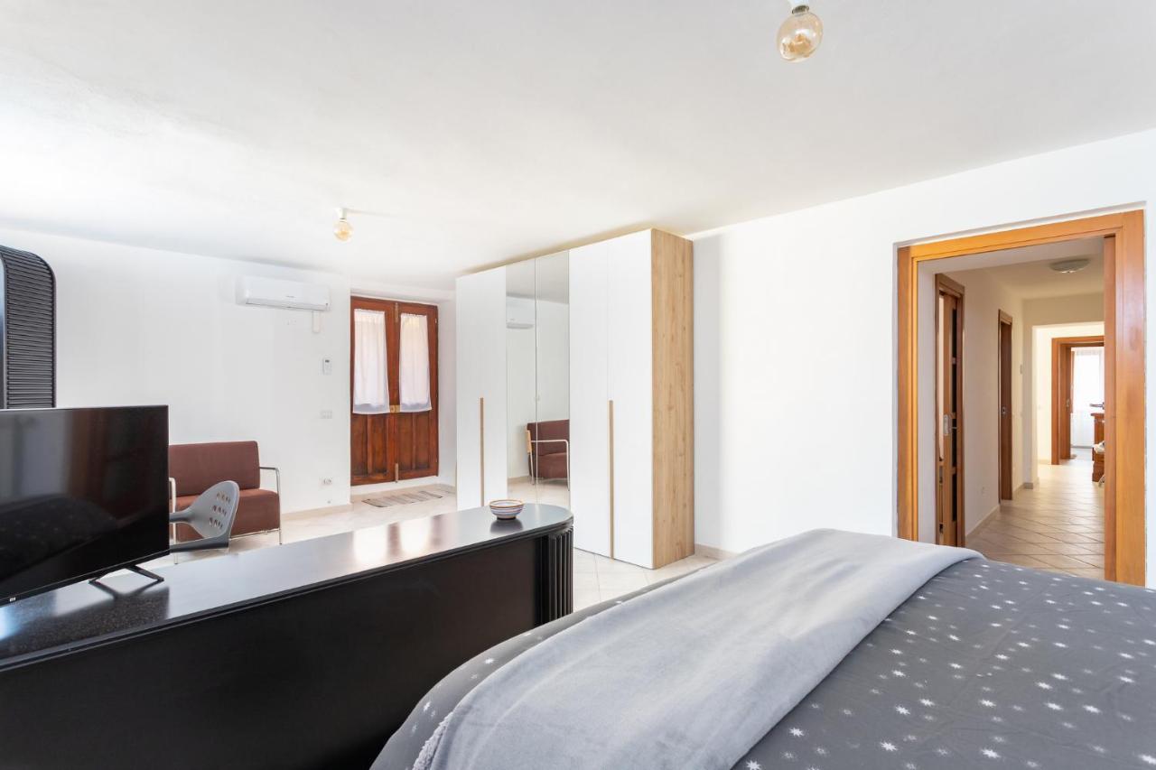 Spacious 3-Bedroom Apartment With Courtyard In Tempio Pausania - Perfect For Families Eksteriør billede