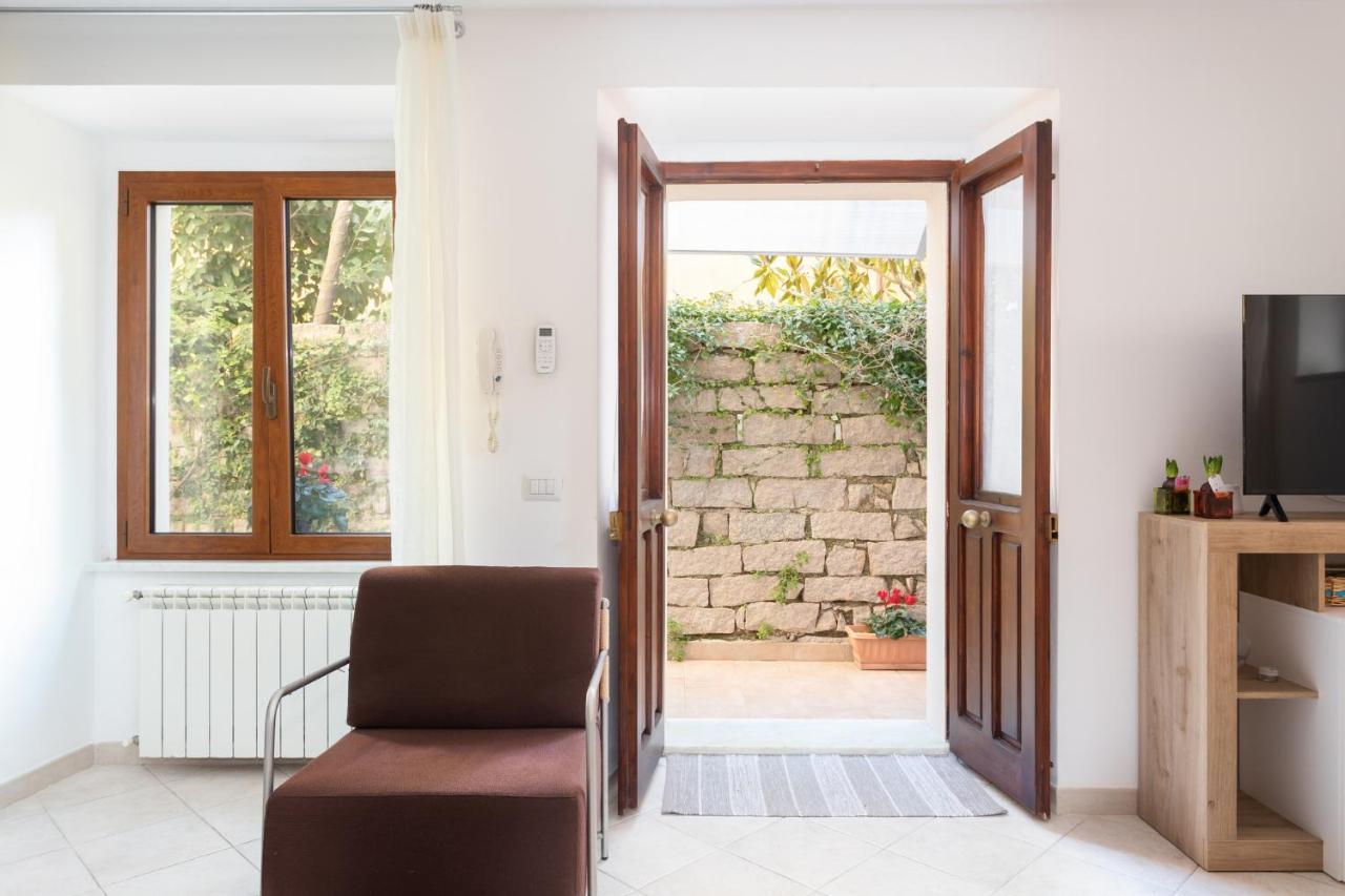 Spacious 3-Bedroom Apartment With Courtyard In Tempio Pausania - Perfect For Families Eksteriør billede