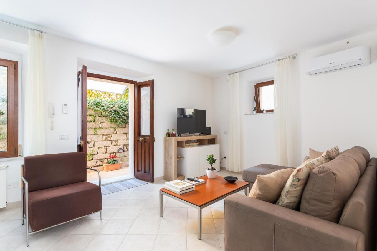 Spacious 3-Bedroom Apartment With Courtyard In Tempio Pausania - Perfect For Families Eksteriør billede