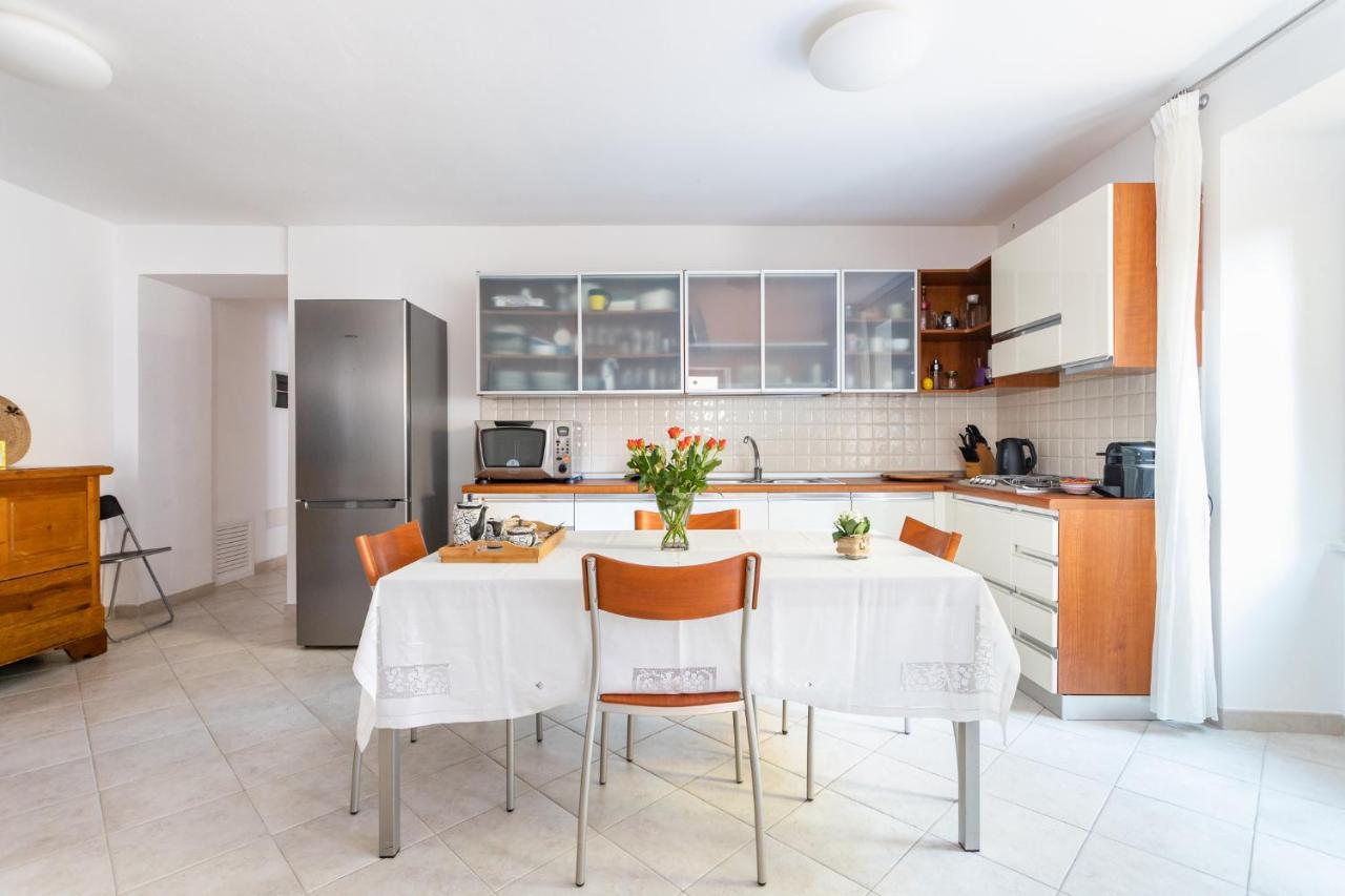 Spacious 3-Bedroom Apartment With Courtyard In Tempio Pausania - Perfect For Families Eksteriør billede