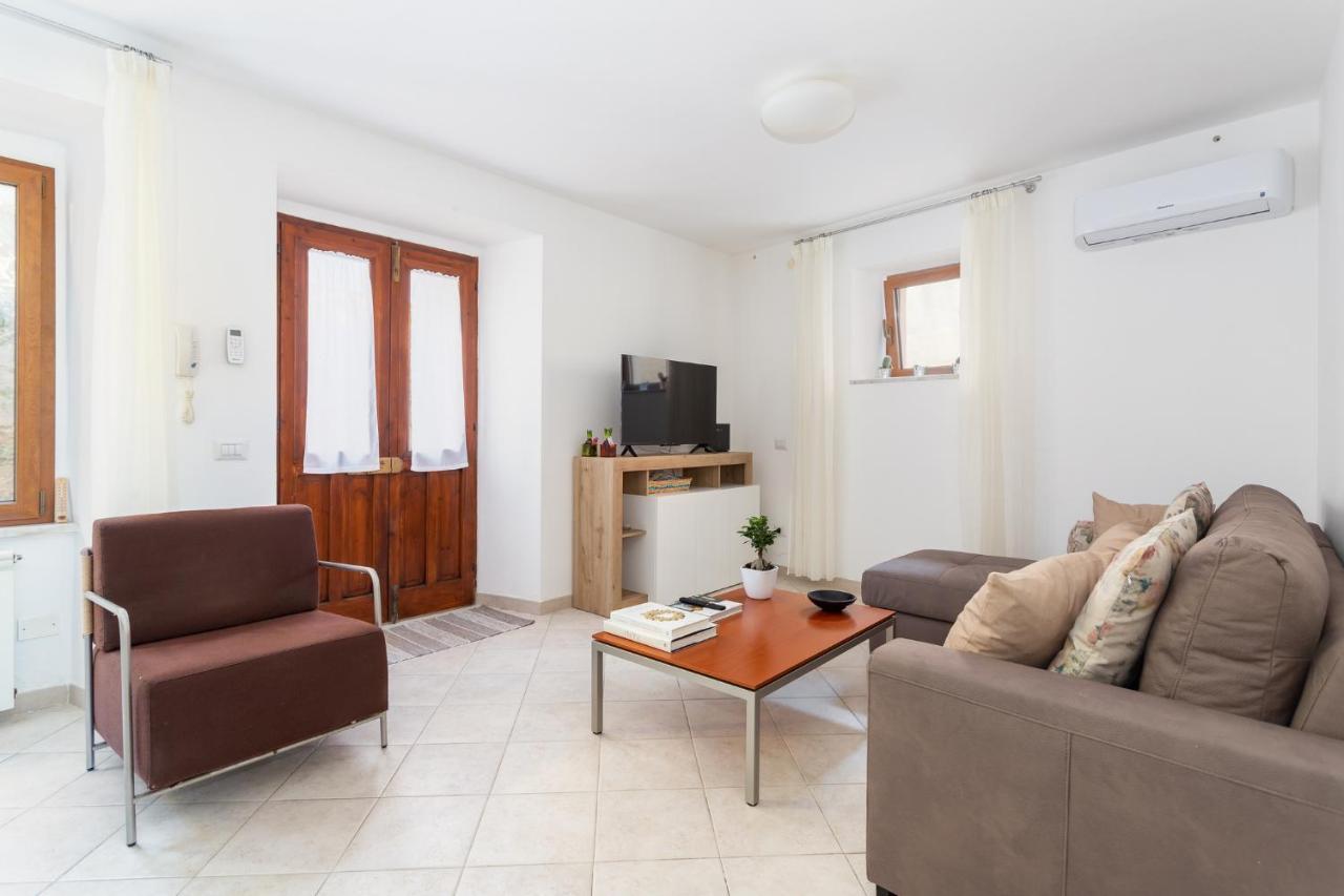 Spacious 3-Bedroom Apartment With Courtyard In Tempio Pausania - Perfect For Families Eksteriør billede